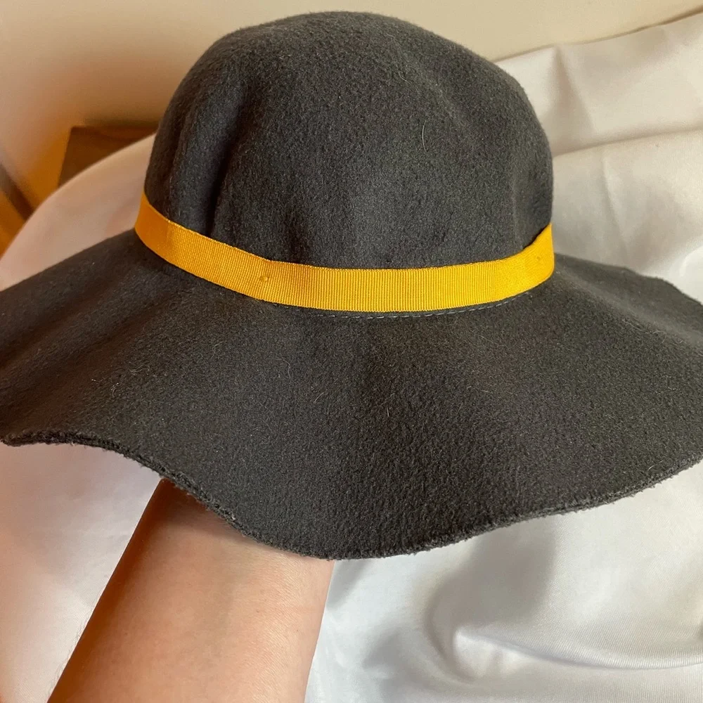 Cute “Big Girl’s” Dark Gray Hat w/Bright Yellow Bow, Description has Measurement